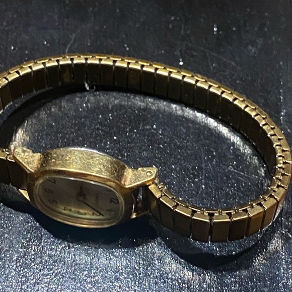 Timex women’s vintage fashion watch gold tone - Picture 4 of 4